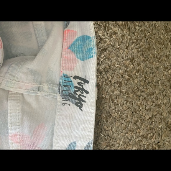 Very cute flower jean shorts - Picture 4 of 4